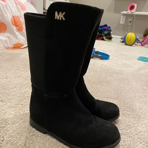 Super cute black boots!! Size 9 and in EXCELLENT condition !